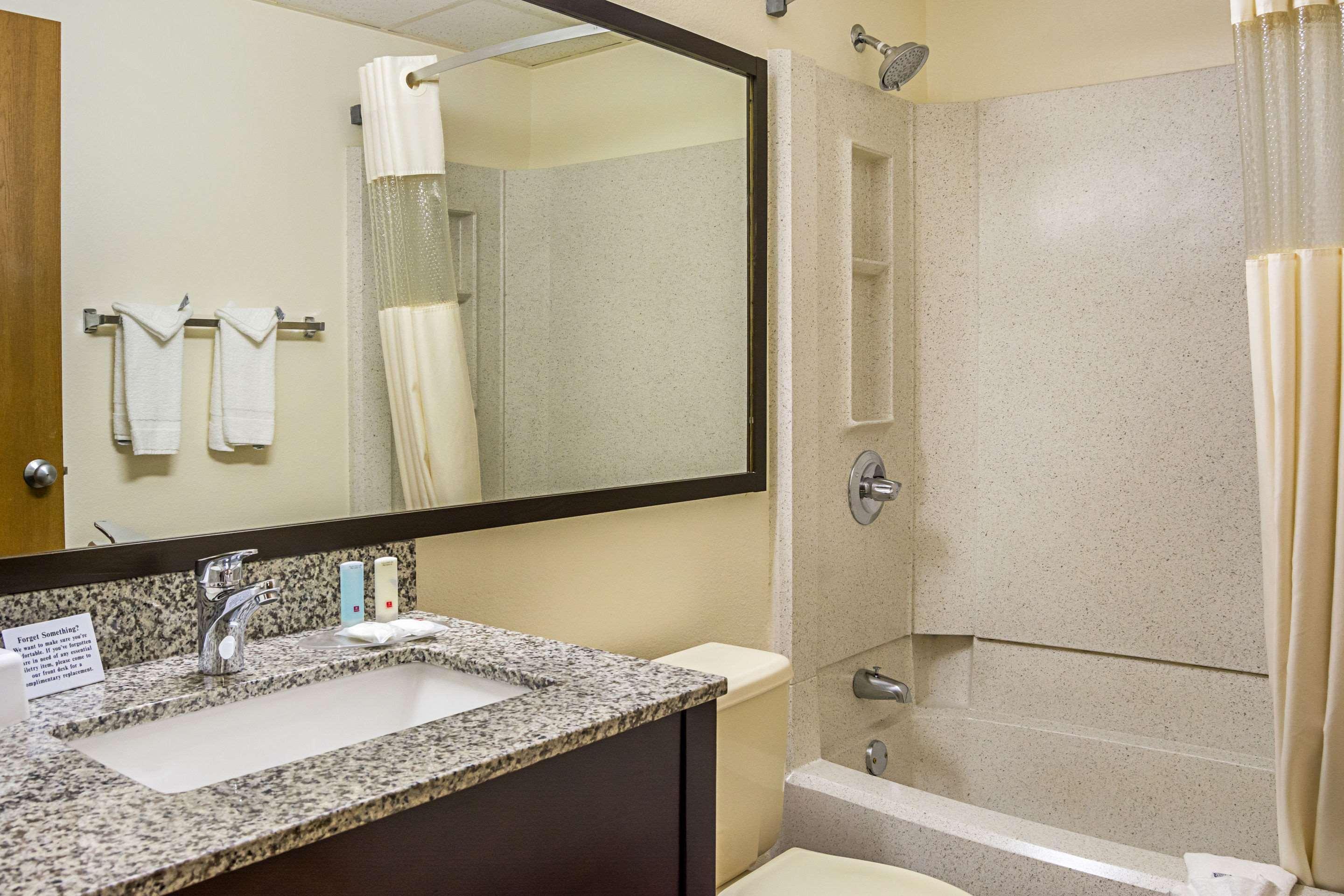Quality Inn & Suites Clackamas - Portland Esterno foto